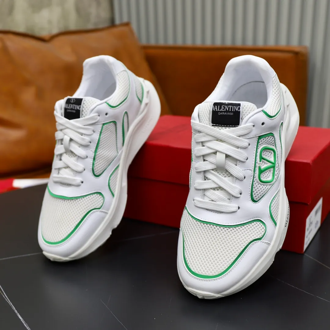 Ex-factory price: 460💰VALENTINO/Valentino 2025s men's latest low-top thick-soled sports shoes are shipped. Made with heavy industry, men's fine casual sports shoes, versatile style. Made of fabric mesh upper, rubber lines embellished with geometric segmentation upper, hand-sewn, novel and fashionable, rubber soles with rivet details on the front and back, VALENTINO GARAVANI LOGO printed on the side, and Valentino Garavani decorative inlay on the tongue. Logo, comfortable, breathable and durable on the feet! Comes with full original packaging! Code number: 38-39-40-41-42-43-44 (45 can be customized)